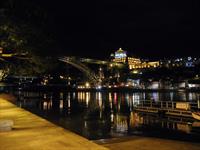 dvoupodlažní most spojující centrum Porta s jížním břehem řeky Douro