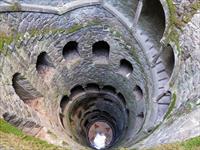 studna v parku Quinta da Regaleira napojená na průchozí podzemní systém chodeb a jezírek